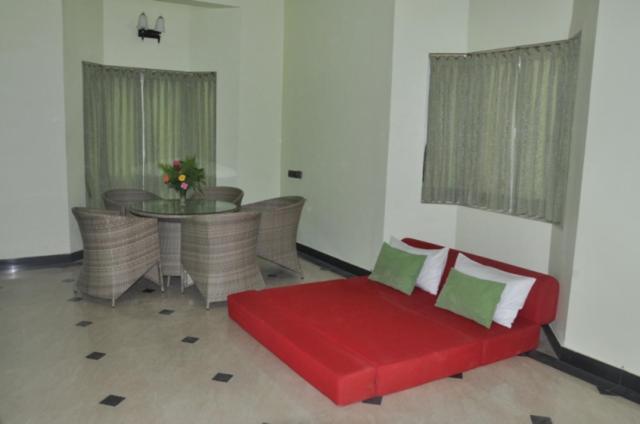 Golden Nest Hotel Йеркауд Екстериор снимка