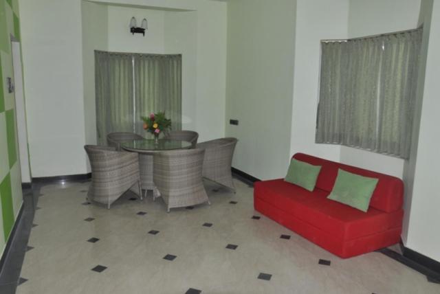 Golden Nest Hotel Йеркауд Екстериор снимка